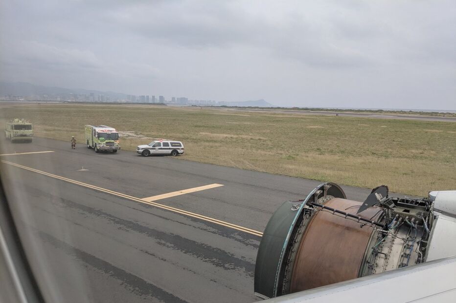 Motor de avião desintegra-se em pleno voo