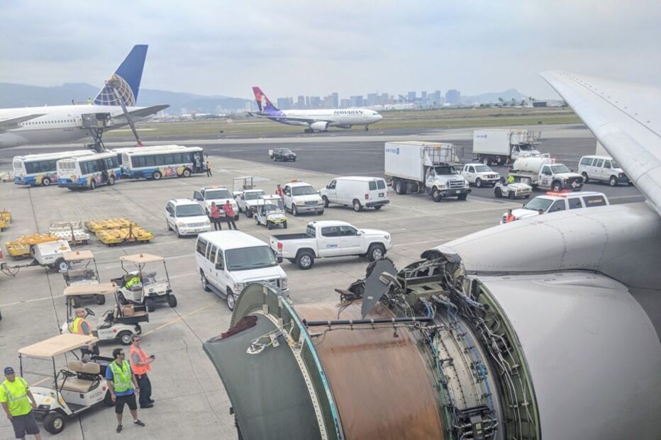 Motor de avião desintegra-se em pleno voo