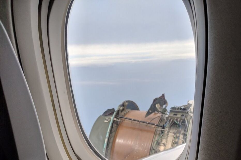 Motor de avião desintegra-se em pleno voo