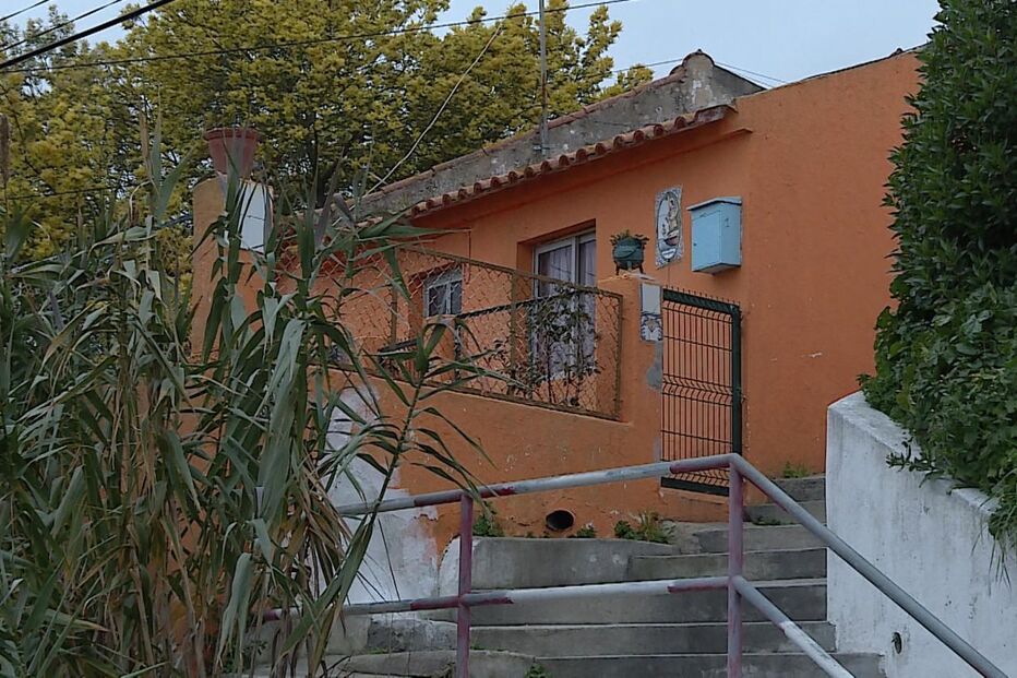 Homem foi encontrado morto, com várias facadas, no interior desta casa, no beco Serafim Ferreira, no bairro do Forte de São Vicente, na cidade de Torres Vedras 