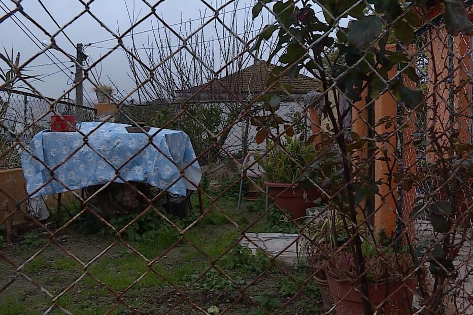 Homem foi encontrado morto, com várias facadas, no interior desta casa, no beco Serafim Ferreira, no bairro do Forte de São Vicente, na cidade de Torres Vedras 