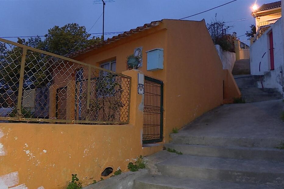 Homem foi encontrado morto, com várias facadas, no interior desta casa, no beco Serafim Ferreira, no bairro do Forte de São Vicente, na cidade de Torres Vedras 