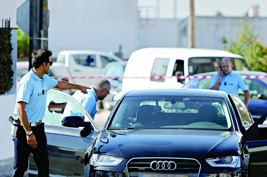 Carro onde seguiam os assaltantes. Um deles foi atingido pela GNR e morreu    