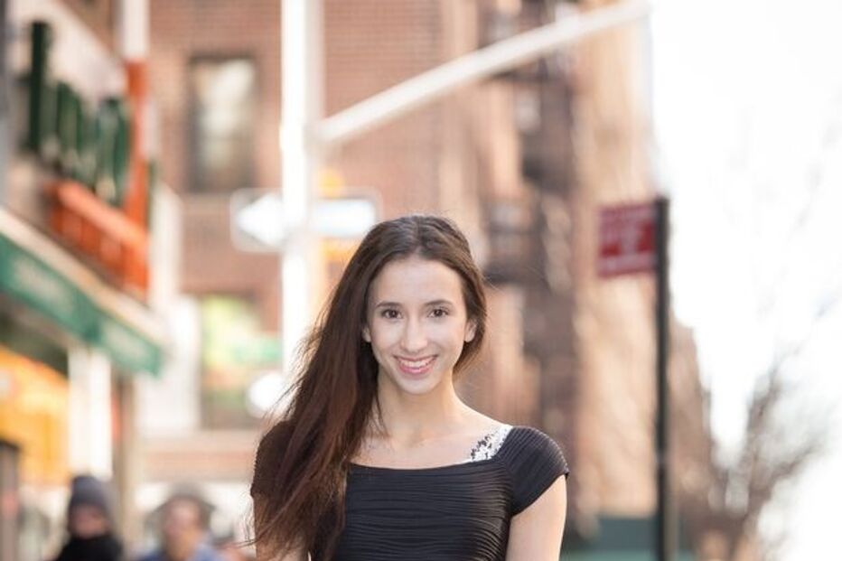 Faz filmes porno para pagar a faculdade e ganha prémio de melhor aluna