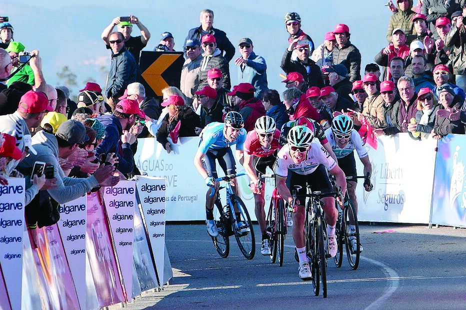 Kwiatkowski foi o mais forte no alto da Fóia, mas foi o colega de equipa, Geraint Thomas (dir.), que vestiu de amarelo  