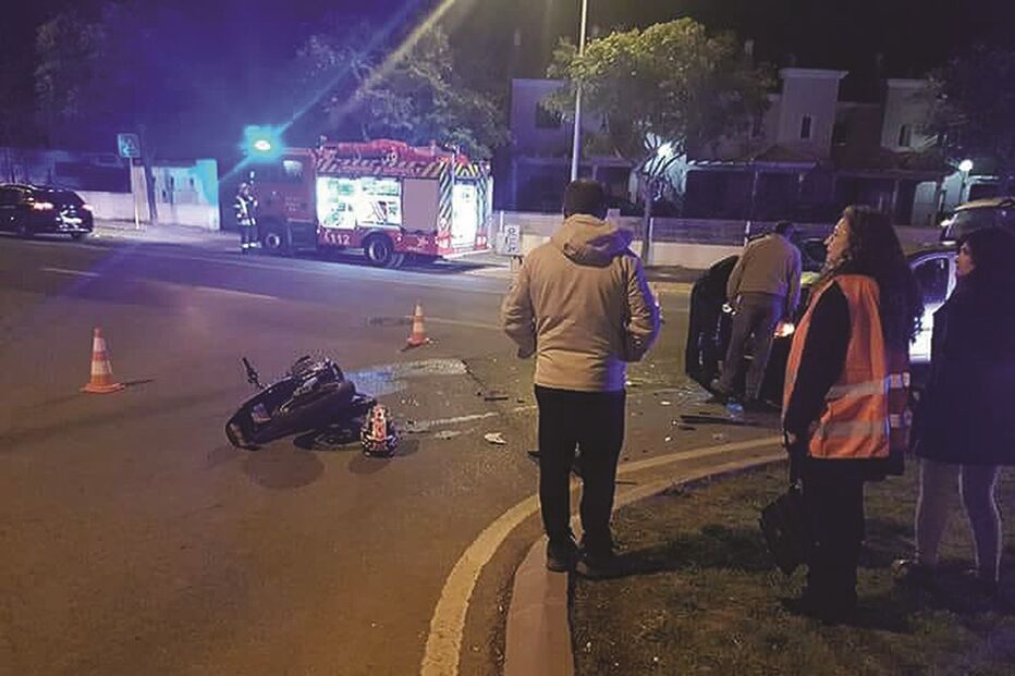 Acidente aconteceu por volta das 21h00, na zona de Ferreiras. Jovem foi assistido no local por bombeiros e INEM