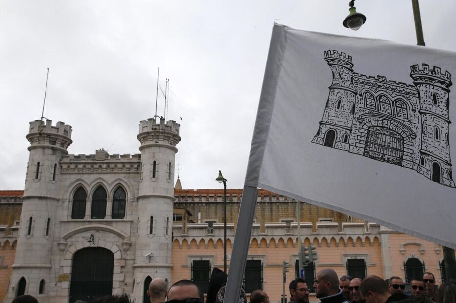 Guardas prisionais protestam em frente ao Estabelecimento Prisional de Lisboa, a 15 de fevereiro de 2018