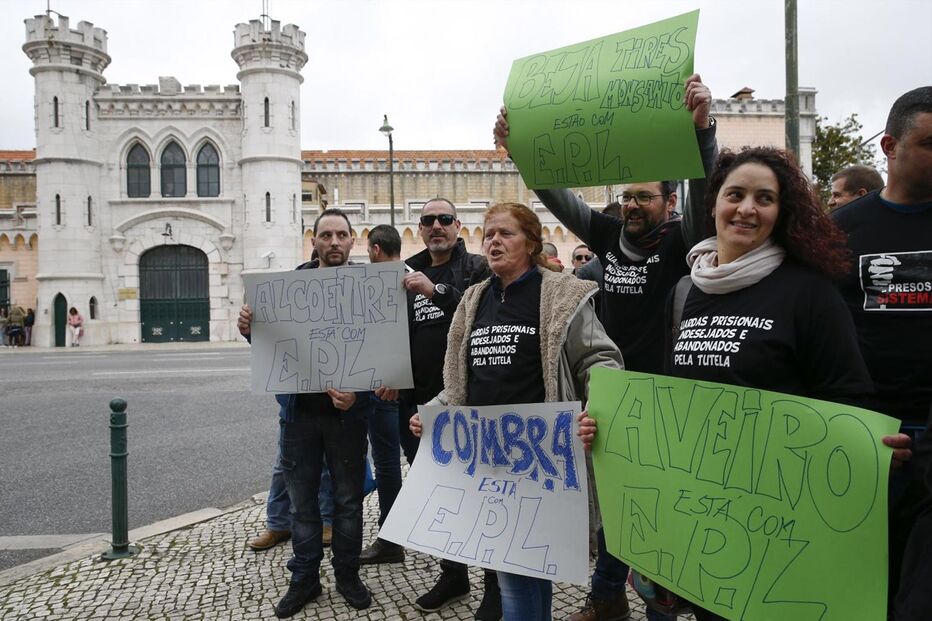 Guardas prisionais protestam em frente ao Estabelecimento Prisional de Lisboa, a 15 de fevereiro de 2018