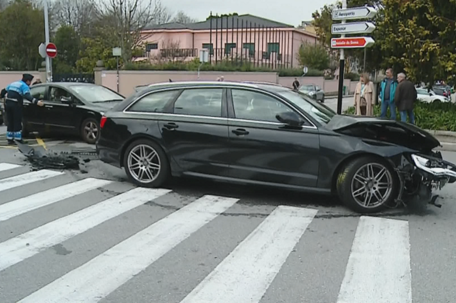Acidente com carrinha de transporte escolar fere seis crianças no Portoi