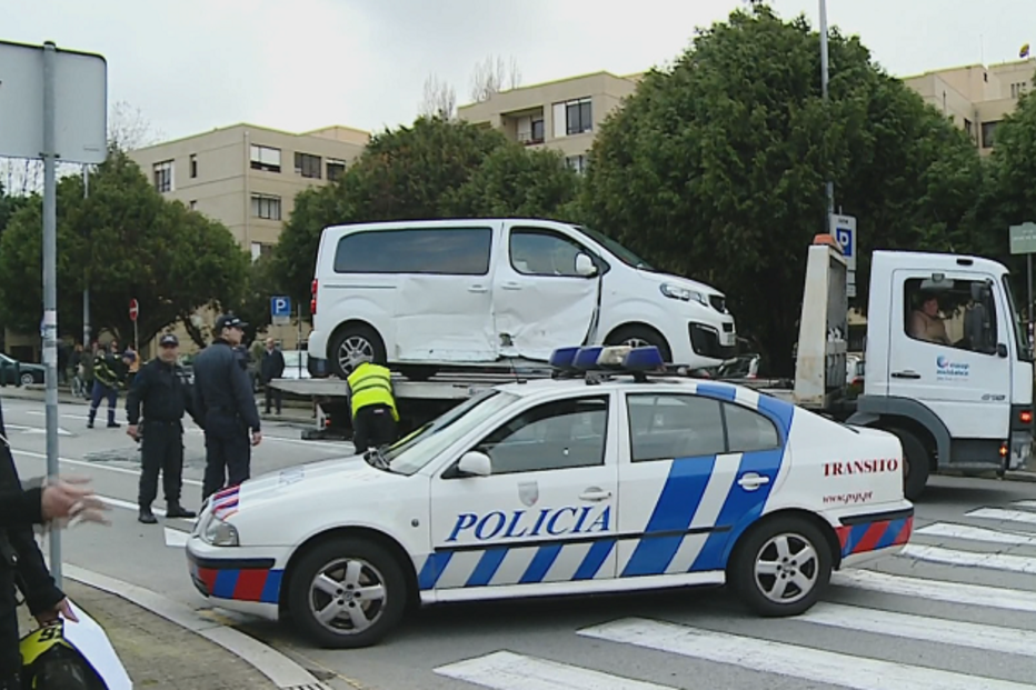 Acidente com carrinha de transporte escolar fere seis crianças no Portoi