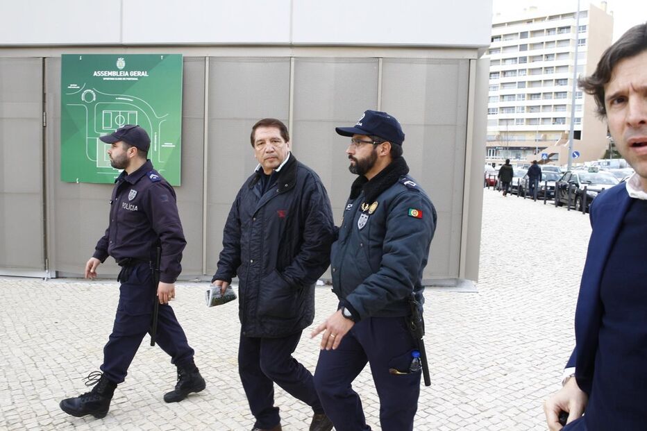 Carlos Severino abandona as instalações sob escolta policial após tentativa de agressão por parte de adeptos