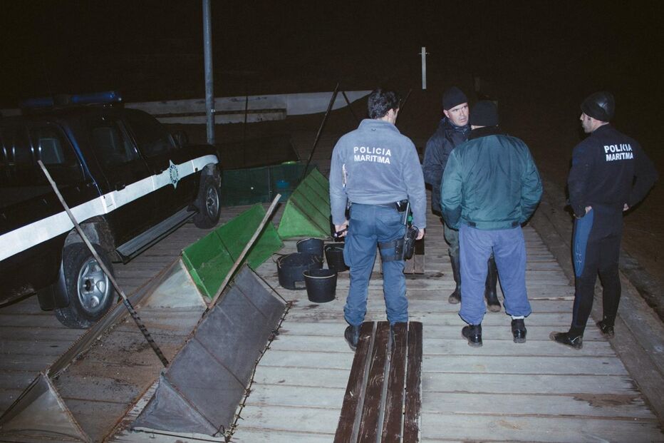 Três pescadores foram detidos pela Polícia Marítima na foz do rio Tornada, por crime de danos contra a natureza