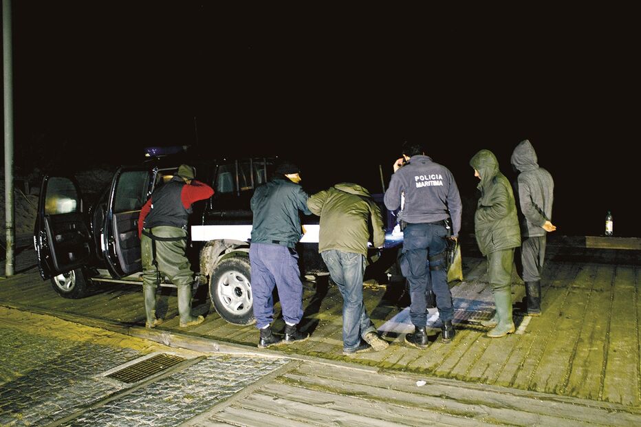 Três pescadores foram detidos pela Polícia Marítima na foz do rio Tornada, por crime de danos contra a natureza