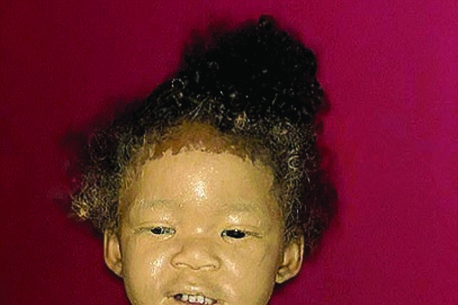 Menina assalta maquilhagem da mãe