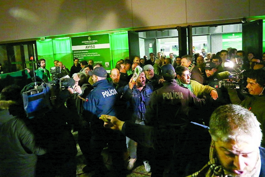 PSP fez um cordão de segurança no Pavilhão João Rocha 