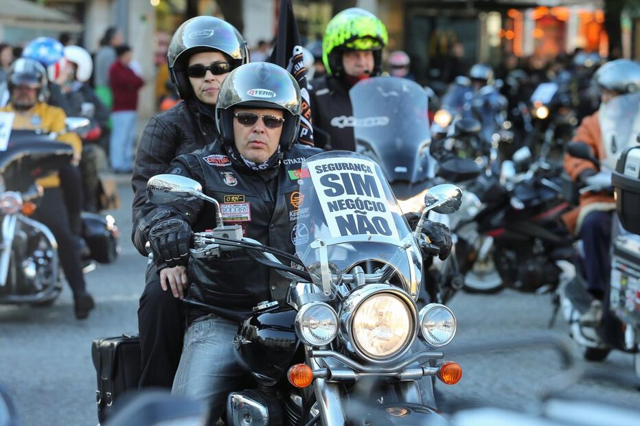 Milhares de motociclistas iniciam protesto em várias cidades do país