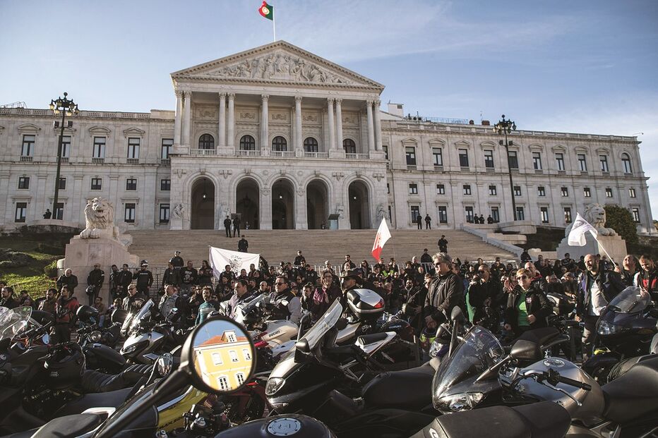 Motociclistas entregaram manifesto na Assembleia da República 