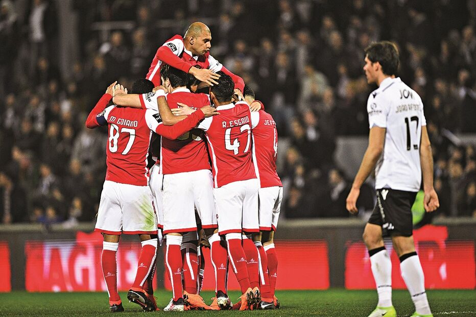 Jogadores do Sp. Braga festejam mais um golo no jogo de ontem frente ao rival V. Guimarães 