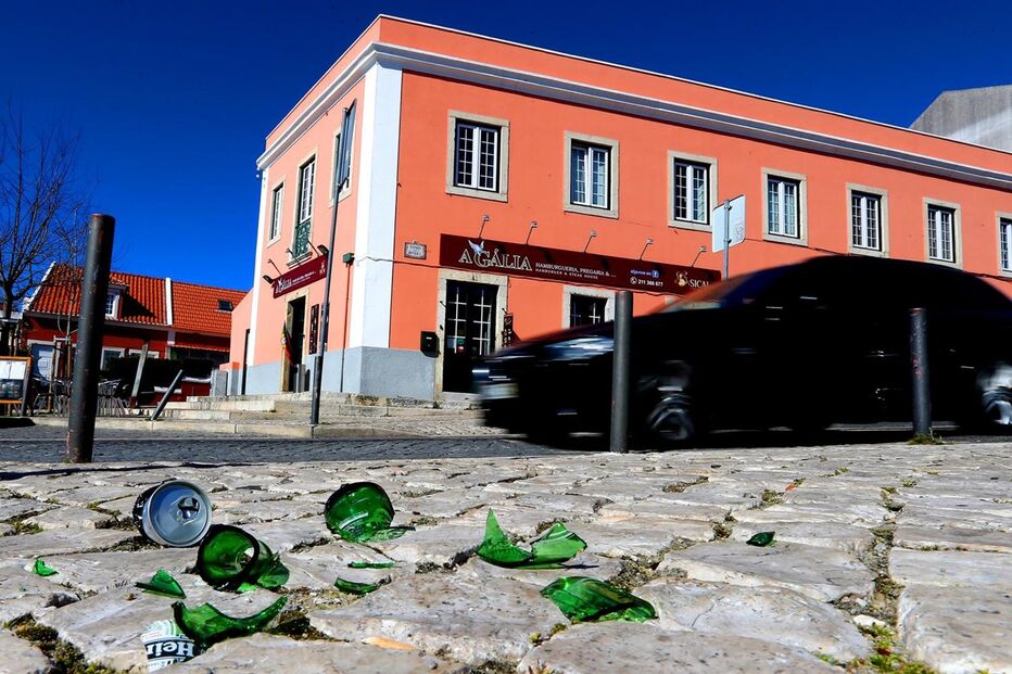 PSP foi chamada ao local, no centro de Queluz, pouco depois do jovem ter sido esfaqueado