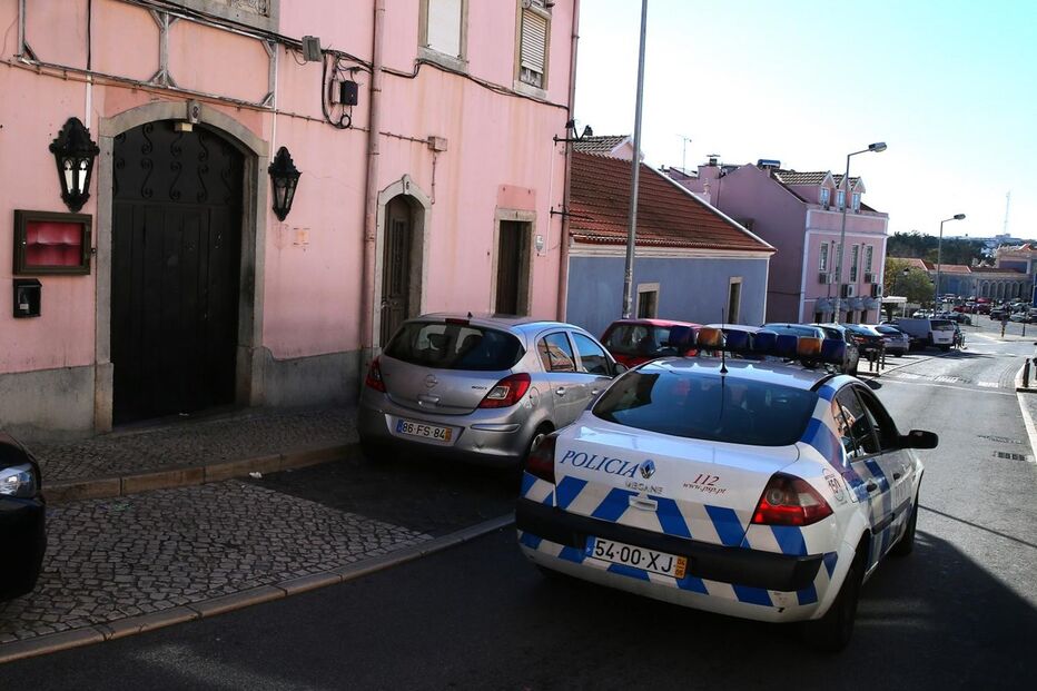 PSP foi chamada ao local, no centro de Queluz, pouco depois do jovem ter sido esfaqueado