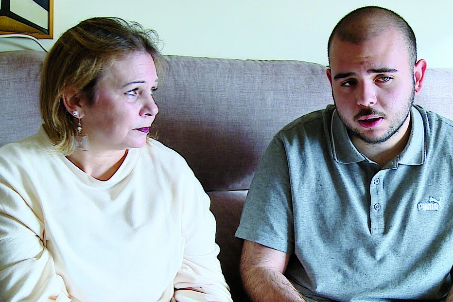 Jovem foi brutalmente espancado. Ficou inconsciente e foi hospitalizado.