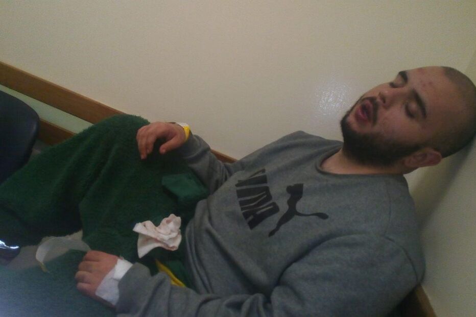 Jovem foi brutalmente espancado. Ficou inconsciente e foi hospitalizado.