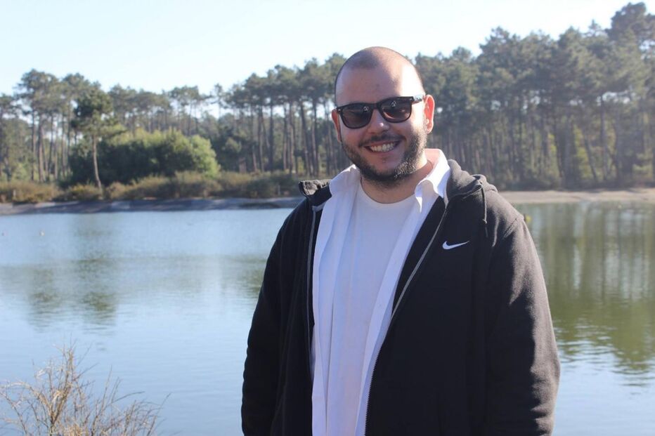 Jovem foi brutalmente espancado. Ficou inconsciente e foi hospitalizado.