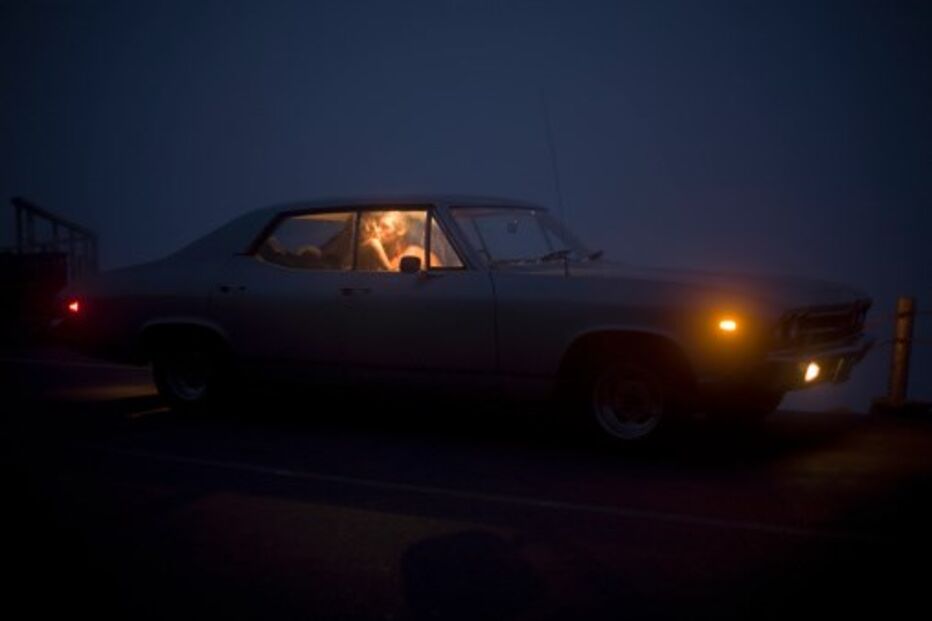 Casal dentro de carro