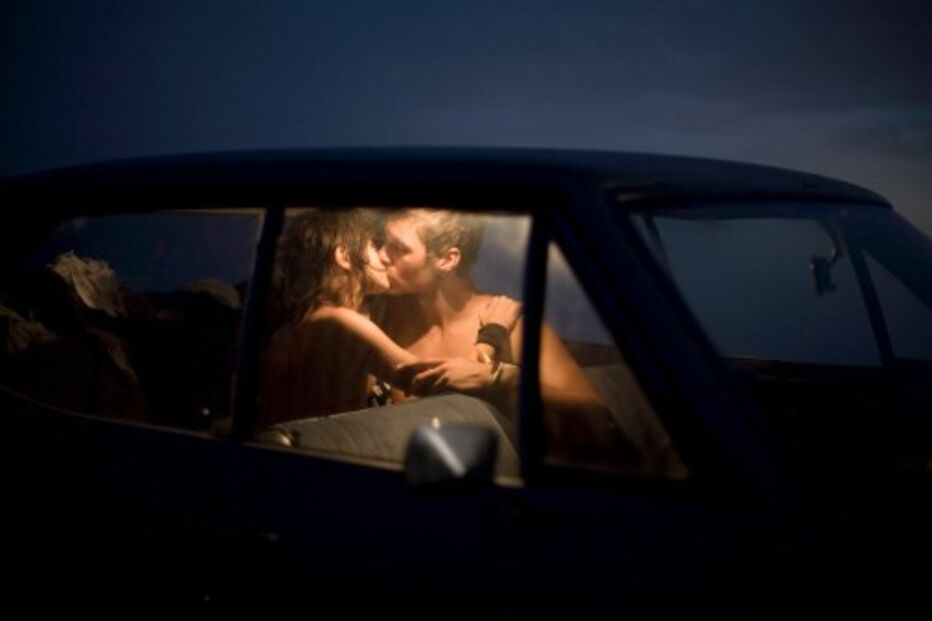 Casal dentro de carro