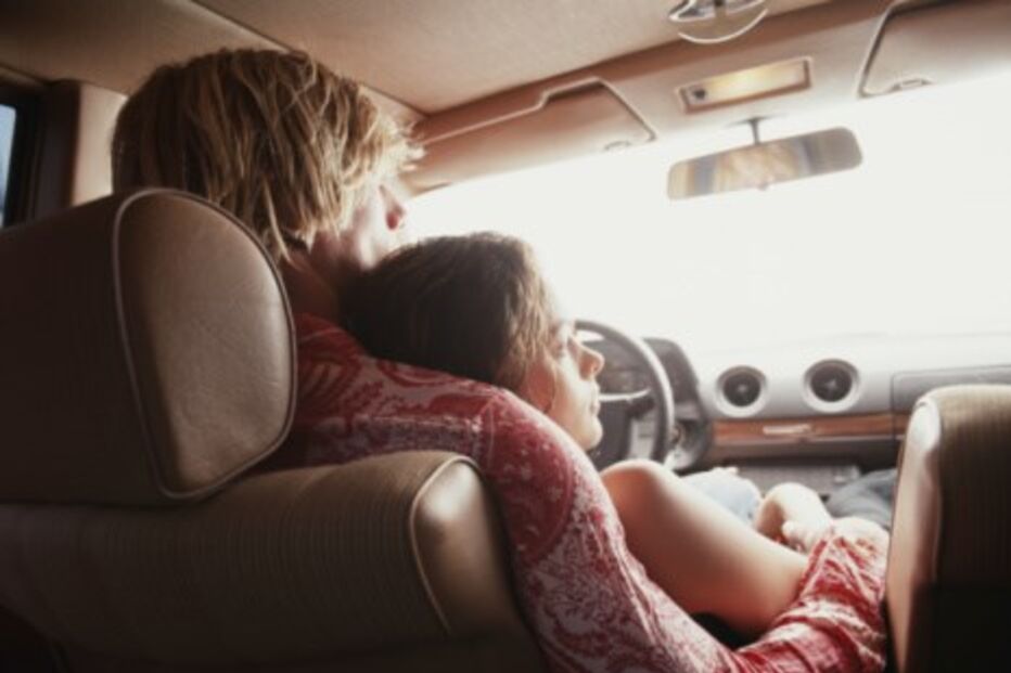 Casal dentro de carro