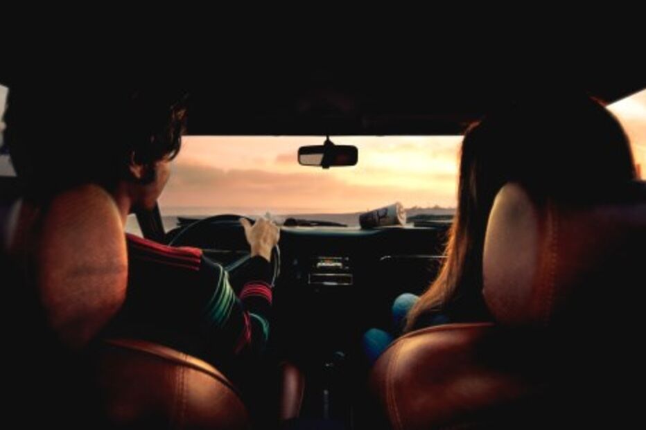 Casal dentro de carro