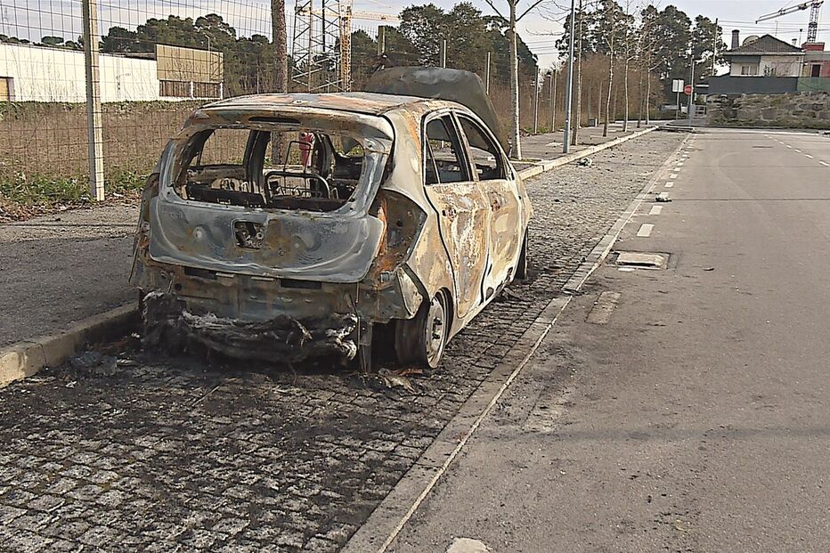 Carro foi incendiado e abandonado numa rua de Água Santas, Maia, depois do assalto violento junto ao Estádio do Bessa 