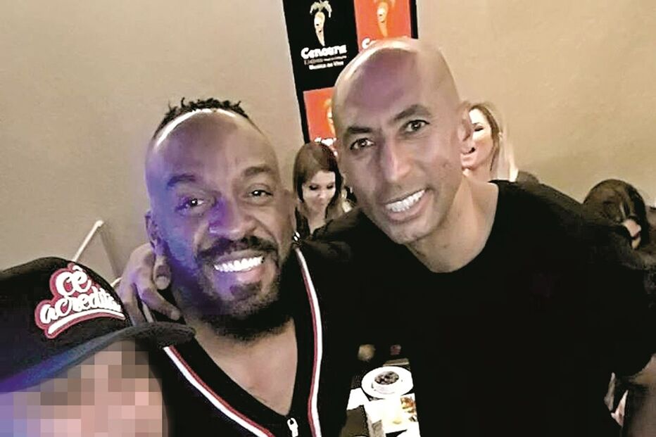 O cantor Almirzinho juntamente com o central do Benfica, Luisão 