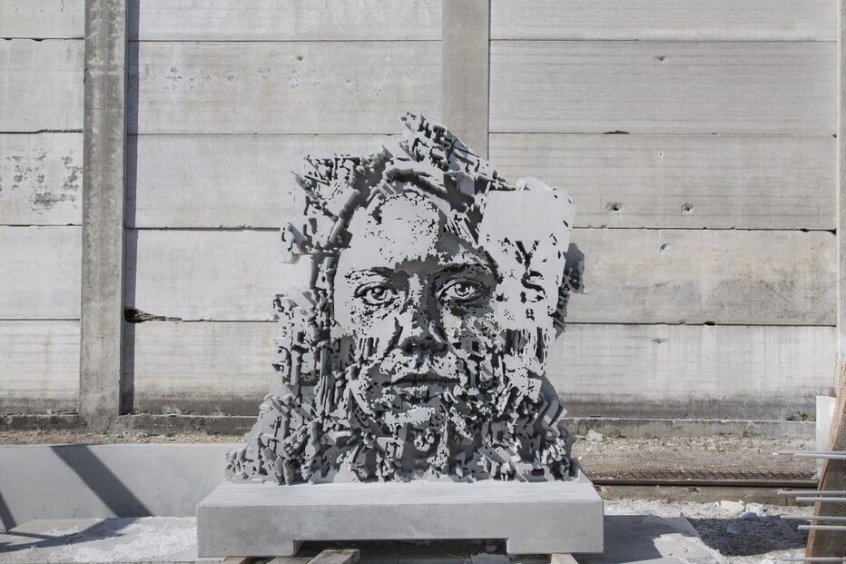 Criação de Vhils mostrada na exposição 'Annihilation', em Los Angeles