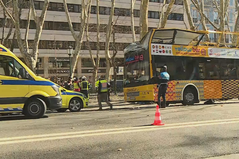 Autocarro com turistas choca com árvore da Avenida da Liberdade
