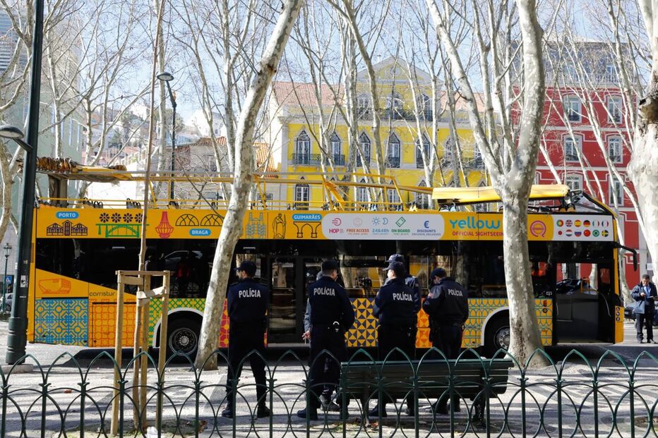  Autocarro com turistas choca com árvore da Avenida da Liberdade