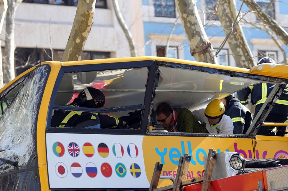 Autocarro com turistas choca com árvore da Avenida da Liberdade