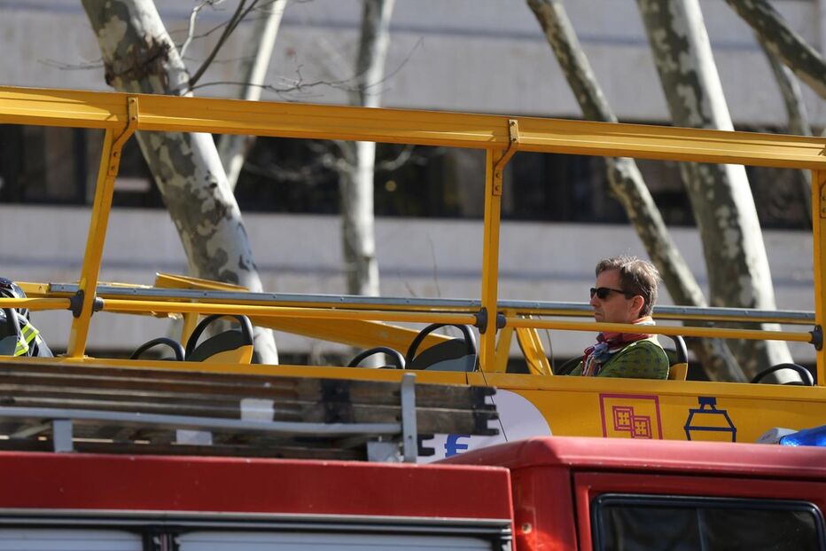 Autocarro com turistas choca com árvore da Avenida da Liberdade