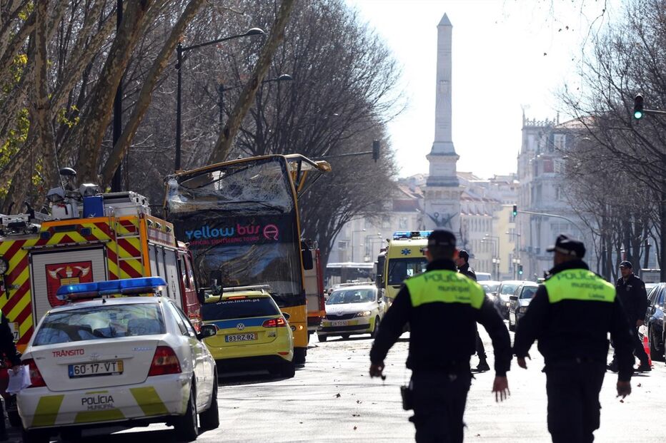 Autocarro com turistas choca com árvore da Avenida da Liberdade