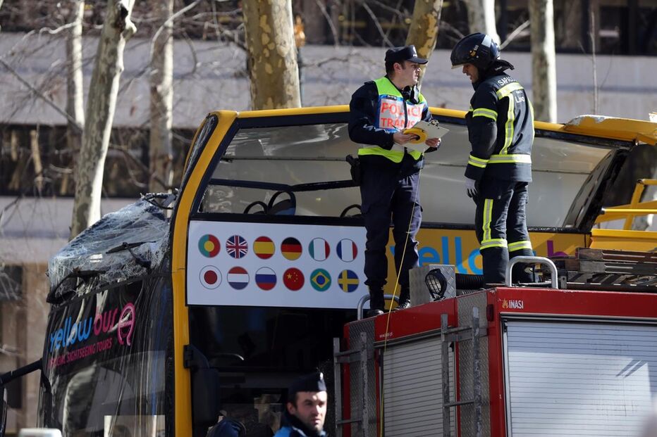 Autocarro com turistas choca com árvore da Avenida da Liberdade