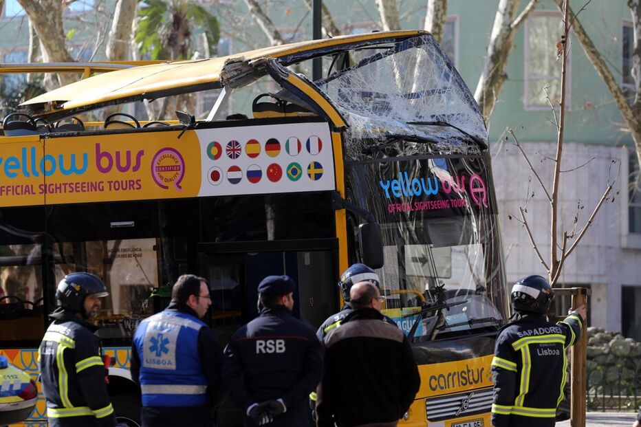 Autocarro com turistas choca com árvore da Avenida da Liberdade