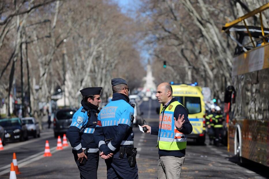 Autocarro com turistas choca com árvore da Avenida da Liberdade