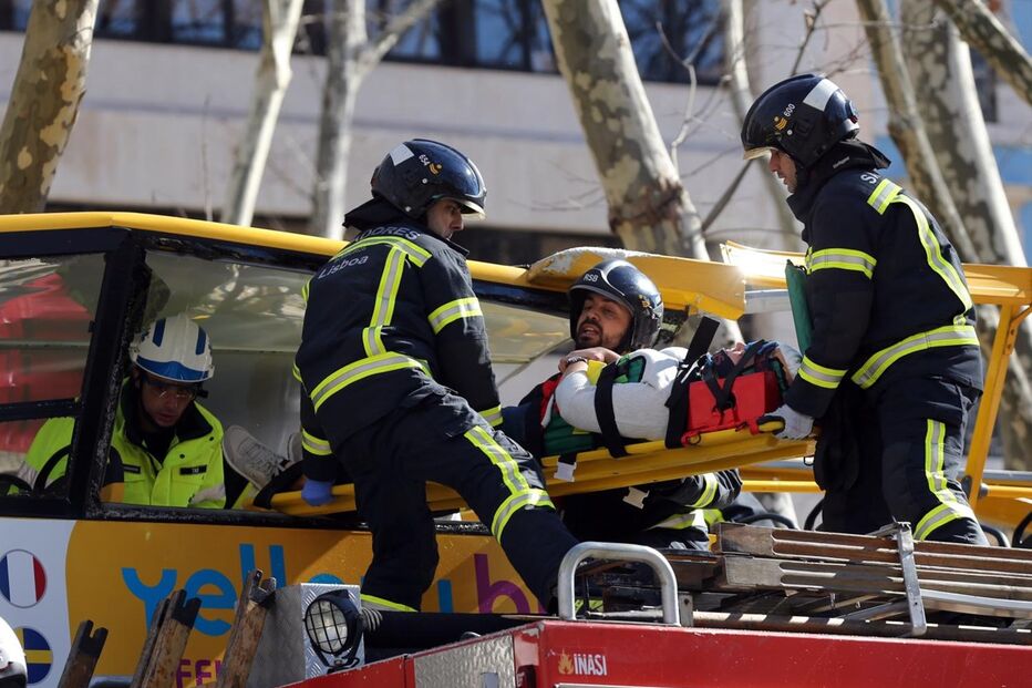 Autocarro com turistas choca com árvore da Avenida da Liberdade