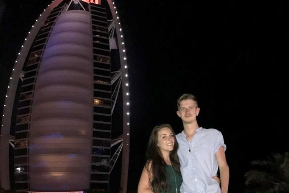 Beth Evans, de 24 anos, e o namorado Joshua Moran, de 26, iam passar umas férias ao Dubai