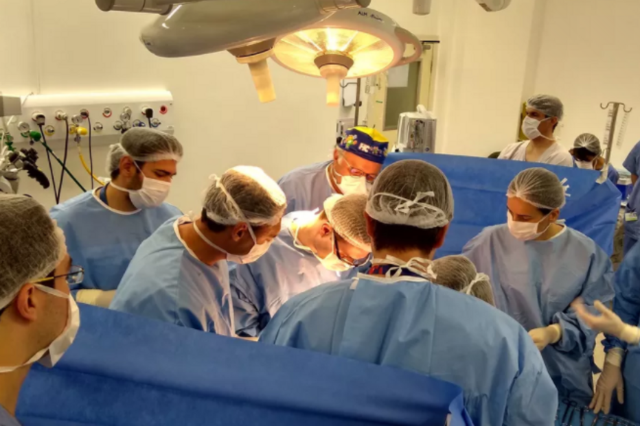 Siamesas unidas pela cabeça passam por primeira cirurgia