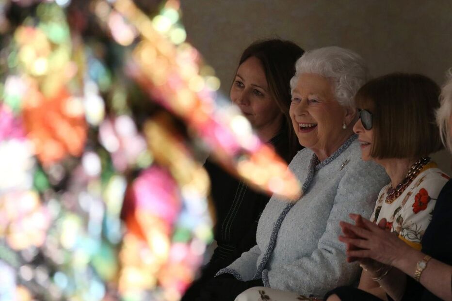 Isabel II assiste pela primeira vez a um desfile na Semana da Moda de Londres