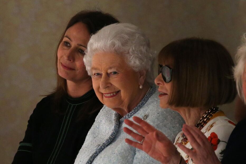 Isabel II assiste pela primeira vez a um desfile na Semana da Moda de Londres