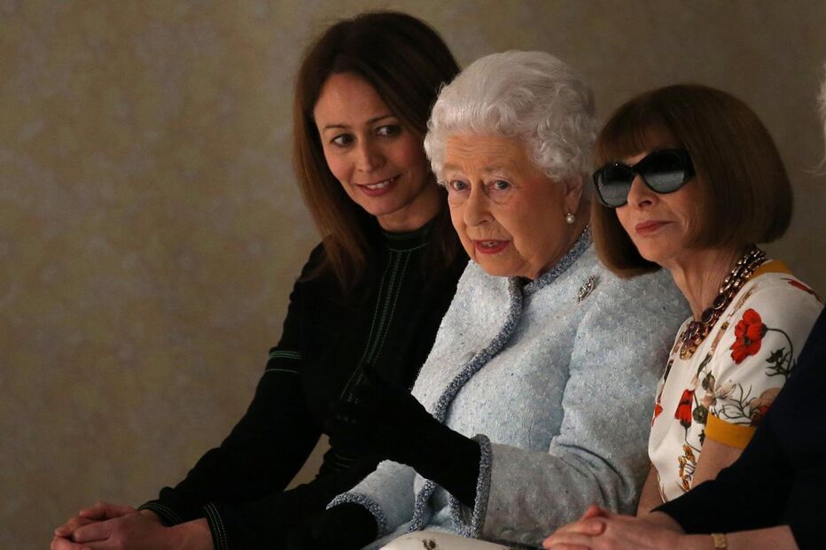 Isabel II assiste pela primeira vez a um desfile na Semana da Moda de Londres
