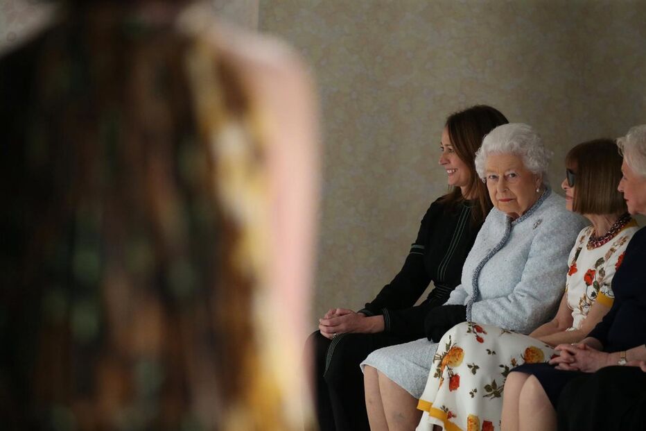 Isabel II assiste pela primeira vez a um desfile na Semana da Moda de Londres
