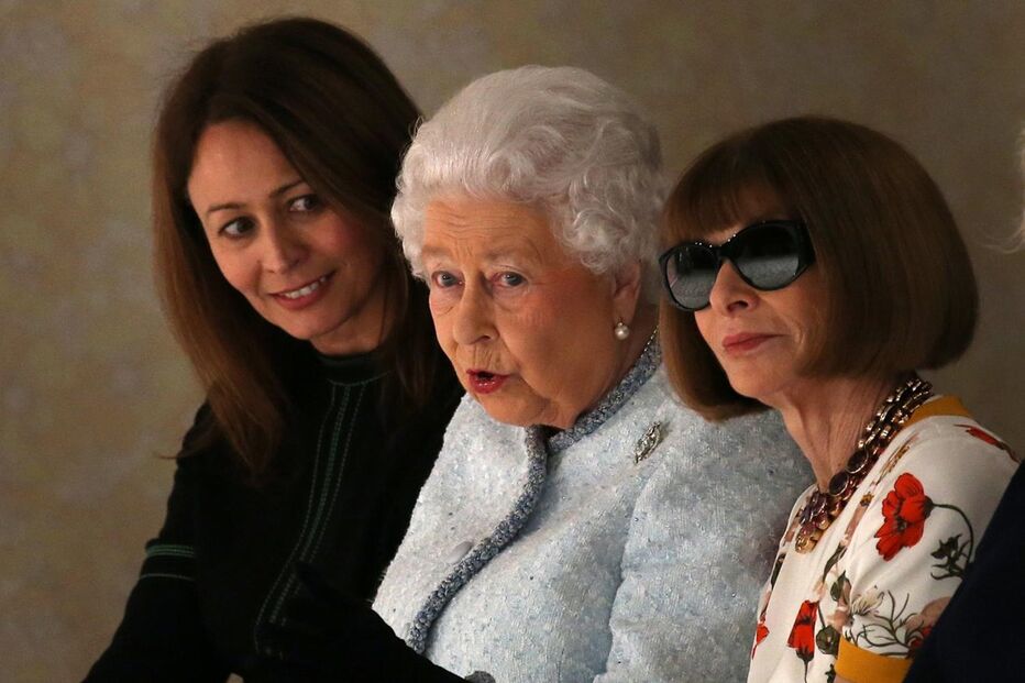 Isabel II assiste pela primeira vez a um desfile na Semana da Moda de Londres